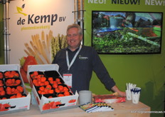 Hans van den Goor with plant nursery de Kemp showing the beautiful Sweet Kiss strawberries.